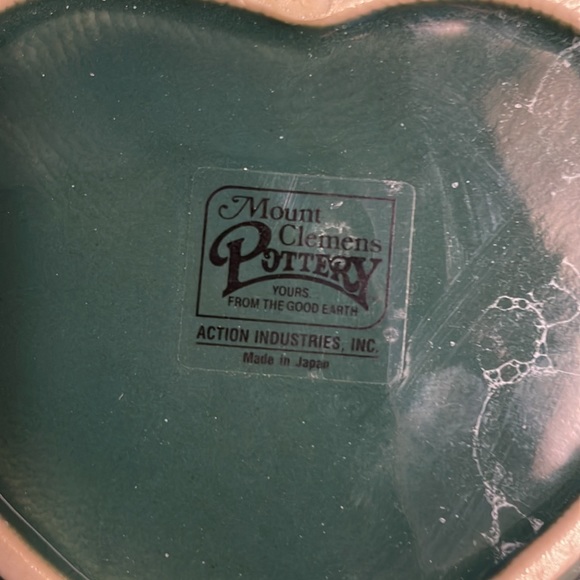 Green Heart Shaped Mount Clemens pottery cameo trinket box, Excellent Condition - Picture 6 of 10